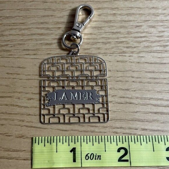La Mer Skin Care Charm Clip On Gold Tone Designer Logo Advertising Accessory - Picture 4 of 5